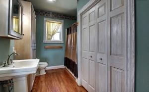 Full bathroom inside the lodge